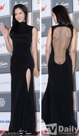 组图：18届釜山国际电影节开幕 女星露股沟抢镜