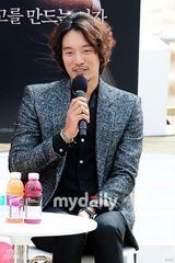 组图：金宣儿中性风亮相釜山 西装黑超帅酷