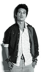 组图：蒲巴甲拍写真化身文艺范儿摄影师