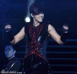 组图：罗志祥广州个唱妈妈现身力挺 穿白裙跳扇子舞