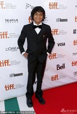 组图：《对的错误》首映 莎拉-坎宁着抹胸裙