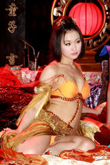 组图：探班《肉蒲团》 两艳星爆乳出镜风骚妖娆