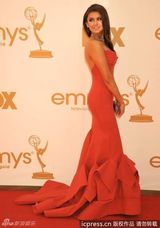 组图：艾美奖红毯 妮娜-杜波夫抹胸红裙秀美背