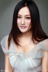 组图：邓天晴性感美艳写真为《极速先锋》造势