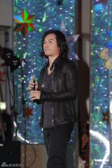 组图：郑伊健出席跨年活动 现场激情献唱热舞