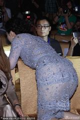 组图：范冰冰透视裙亮相 跪椅热聊显丰满臀部