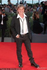 组图：《嫉妒》举行首映 女星紧身裙秀曲线