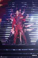 组图：王力宏小巨蛋开唱 “火力全开”大展才艺