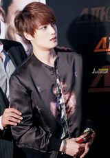 组图：金在中休闲装出席首映 明眸温柔放电