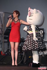 组图：陈珊妮见Kitty忘情卖萌