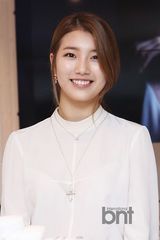 组图：missA秀智出席活动 白衣黑裙甜美可人