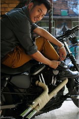 组图：李东学变身机车男 炫酷出镜动感十足