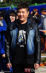 高清图：SJ队长利特入伍跪谢粉丝 成员集体送别