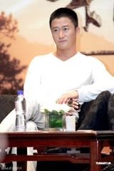 幻灯图：谢霆锋黑超现身新片发布会 范冰冰展优雅