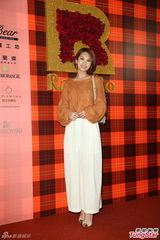 组图：黄小柔出嫁盼造人 穿低胸婚纱挽老公亮相