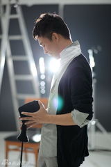 高清组图：张译杂志大片玩跨越 雅痞男人爱逆光