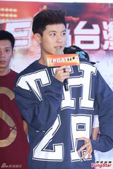 组图：敖犬尬舞宝刀未老 气喘自嘲人老变退步