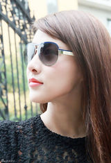 组图：贾青街拍蕾丝透视上衣搭百褶裙