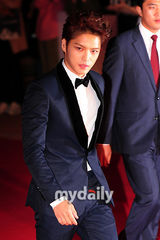 组图：在中和宋智孝亮相红毯酷劲十足