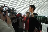 组图:“兰陵王”冯绍峰抵台粉丝挤爆机场引骚乱