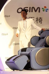 高清图：刘德华为代言品牌站台 白西装潇洒倜傥