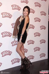 组图：许玮甯短靴超短裙秀美腿 展现复古风