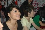 高清组图：快女十强北京签售 曾轶可变成熟