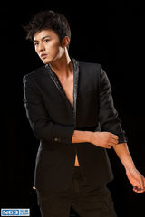 组图：叶祖新曝型男写真 显硬朗帅气男人风