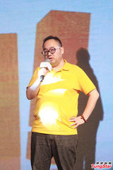 组图：胡夏帅气助阵微电影计划 与付辛博热聊