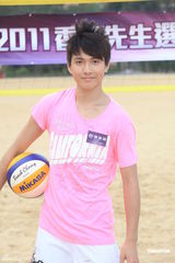 组图：候选港男与庄思敏等打排球 衣着保守不秀身材