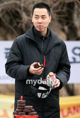 幻灯图集：神话成员Andy入伍 剃发微笑告别歌迷