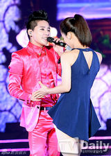 组图：JYJ金俊秀亮粉西装开唱 与女伴贴身辣舞