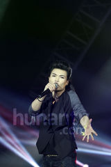 组图：快男复活赛上演 大热魏一宁裙装献唱落败