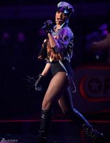 高清：蕾哈娜现身真人秀 劲歌热舞大受追捧