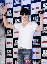 组图：崔始源李孝利等帅气参加《重返基地》首映会