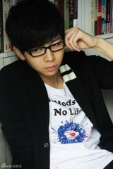 组图：胡夏新专辑写真曝光 书生气萌态十足