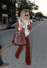 组图：阿什丽-提斯黛尔街拍 灯芯绒长裤搭外套