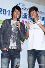 组图：李圣杰黄品源结缘网球 为网球明星赛做宣传