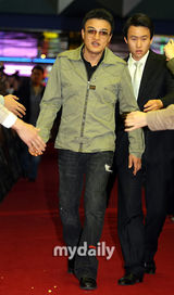 组图：张东健《武士》VIP首映 爱妻与众大腕助阵