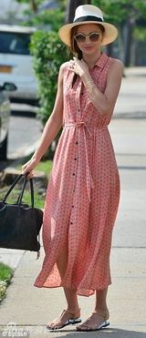 组图：米兰达碎花裙戴五边形黑超 展甜美时尚风