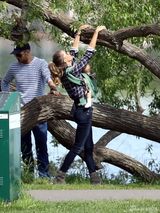 组图：邦臣一家公园散步 背小女儿上演人猿泰山