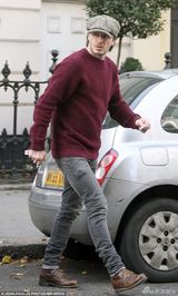 组图：小贝与小七亲子装亮相 父女亲密贴面萌翻