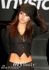 组图：歌手李孝利低调完婚 头戴花冠白裙唯美