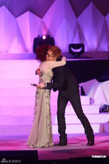 组图：张德兰香港再开唱 张敬轩获邀作嘉宾