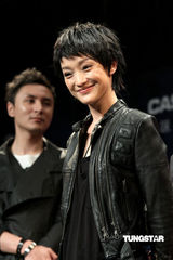 幻灯图：周迅短发造型个性十足 呼吁大家关注世博