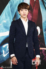 组图：严泰雄《刀与花》发布 CN正信正装帅气