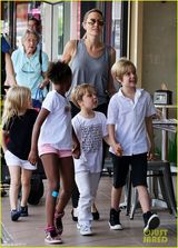 组图：朱莉带孩子逛书店 一家人牵手过街显温馨