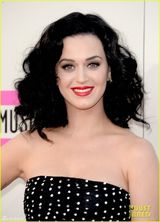 组图：凯蒂-佩里亮相红毯 黑色印花裙笑容甜美