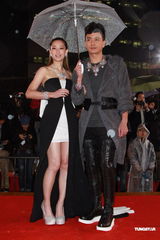 组图：徐子珊穿黑白长裙携手黄宗泽进场