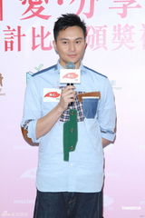 组图：张智霖买房送母亲过节 与袁咏仪无特别庆祝